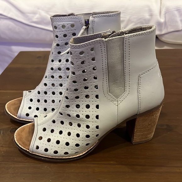 TOMS Basketweave Majorca Leather Peep-toe Bootie Dove white side zip size 7.5 - Picture 2 of 8